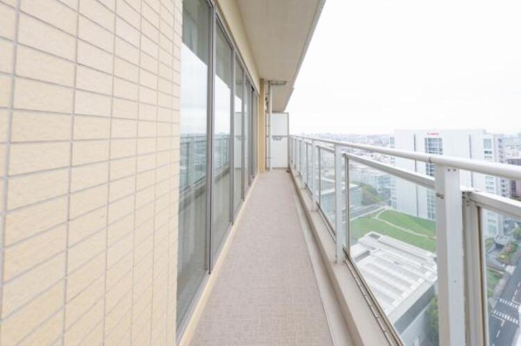 バルコニー 陽の光に照らされるバルコニーを、爽やかな涼風が吹き抜けていきます。 