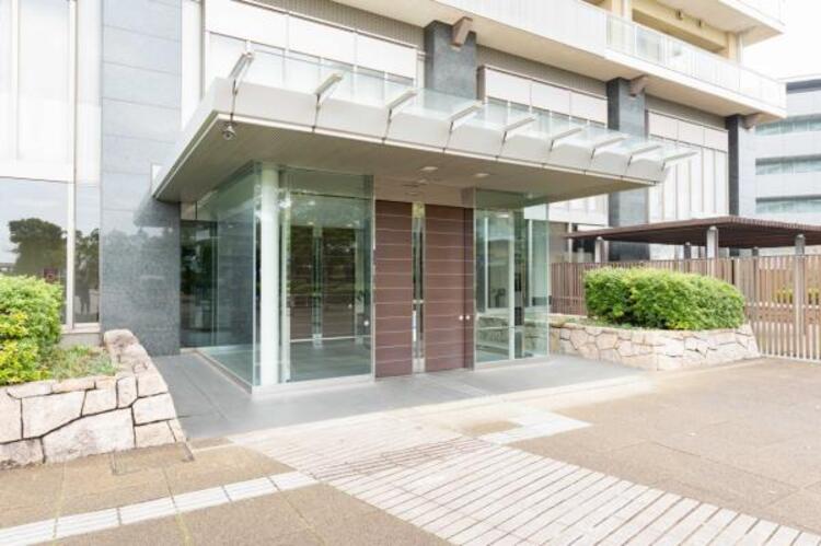 エントランス エントランスは、まさに顔となる場所。シンプルながらも格調高い雰囲気を漂わせています。 