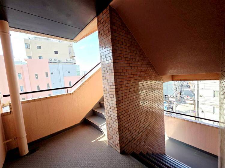 その他 共用部の階段です。明るく清潔に管理されています。