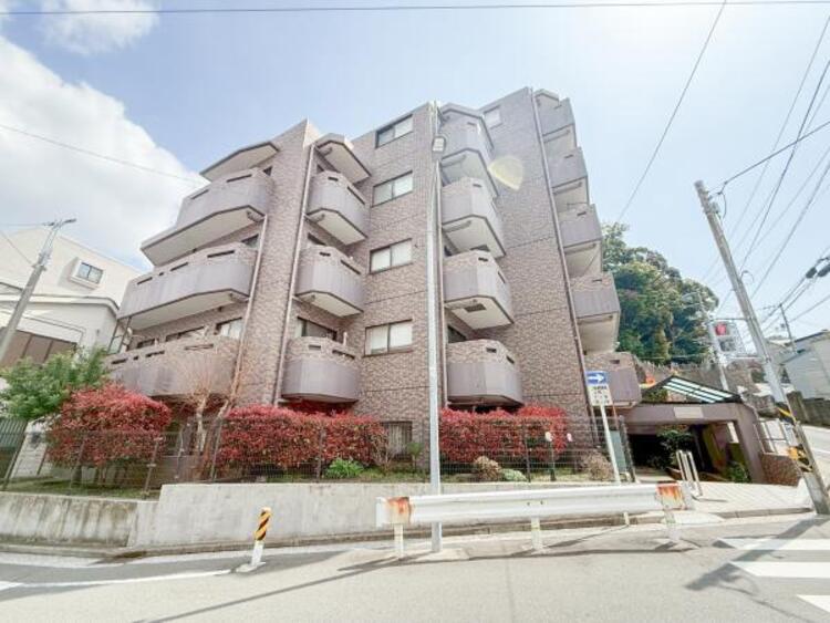 外観 緑に恵まれたエリアで、自然に包まれた穏やかな暮らしを実現！！緑の潤いを感じながらホッと生活できそう。四季の移り変わりを感じられる贅沢な空間で、暮らしの夢を育む、あらたな住生活をスタートしてみませんか？ 