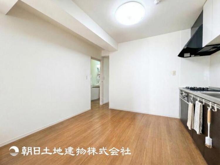 居間 本画像は入居者様の家具をCGで消した画像であり、現況と異なる可能性がございます。