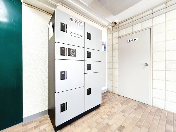 設備 外出中に活躍してくれる宅配ボックスが設置されています。家で宅配物を待たなくて済みますね。