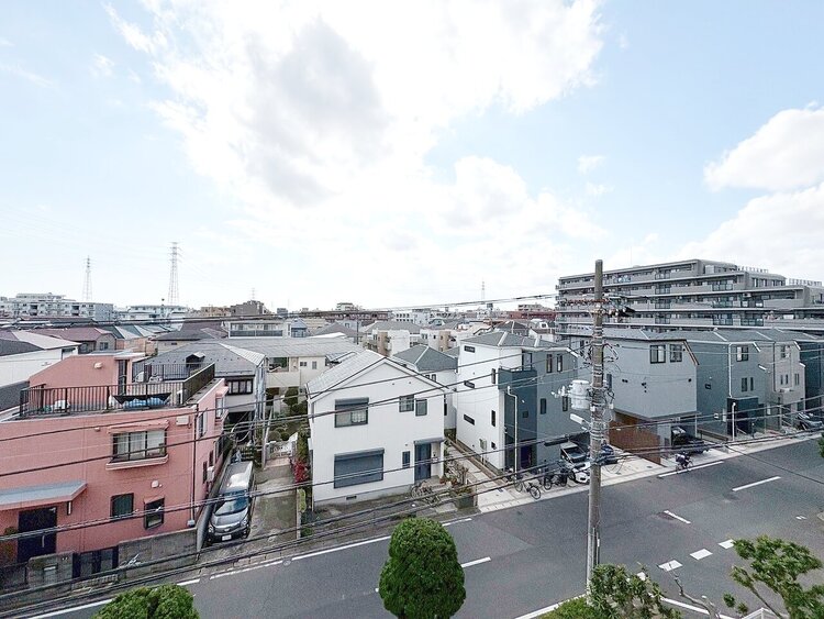 バルコニー 窓を開けると広がる青空。心をリフレッシュして日々を過ごしていきましょう。