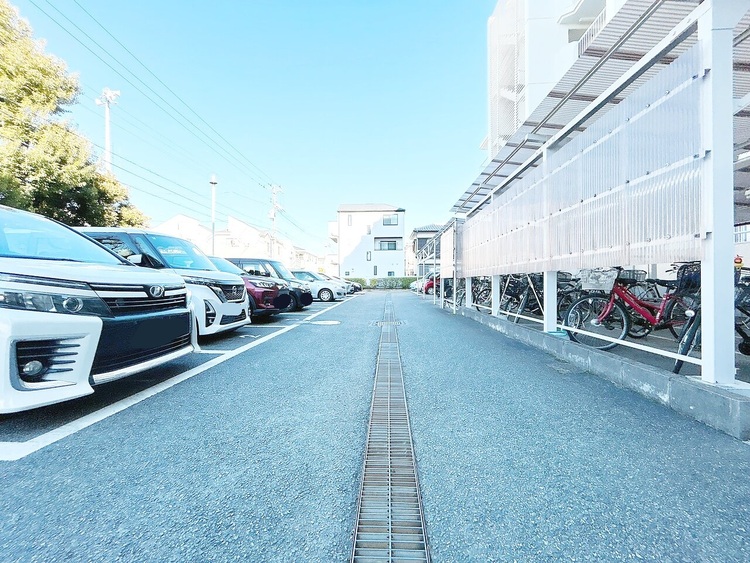 駐車場 本物件の駐車スペースです。車種制限のある場合もございますので、お気軽にお問い合わせくださいませ。