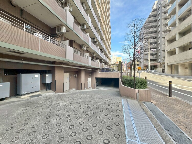 駐車場 本物件の駐車スペースです。車種制限のある場合もございますので、お気軽にお問い合わせくださいませ。