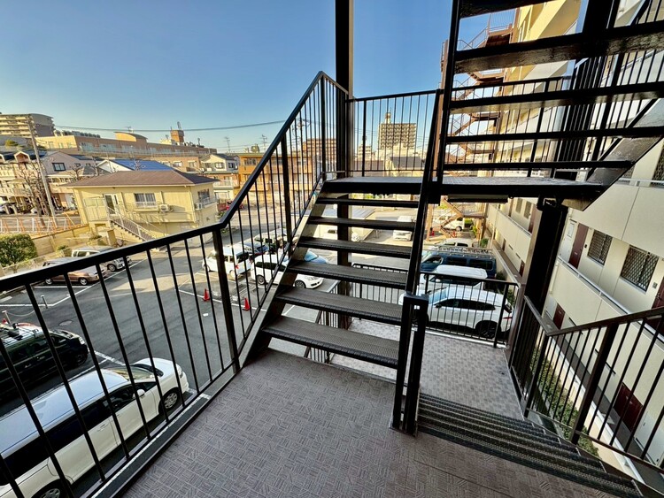 その他 共用部の階段です。明るく清潔に管理されています。