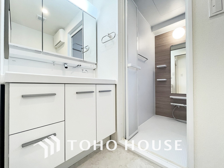 洗面 新規設置の洗面化粧台。収納豊富で使い勝手の良い3面鏡です