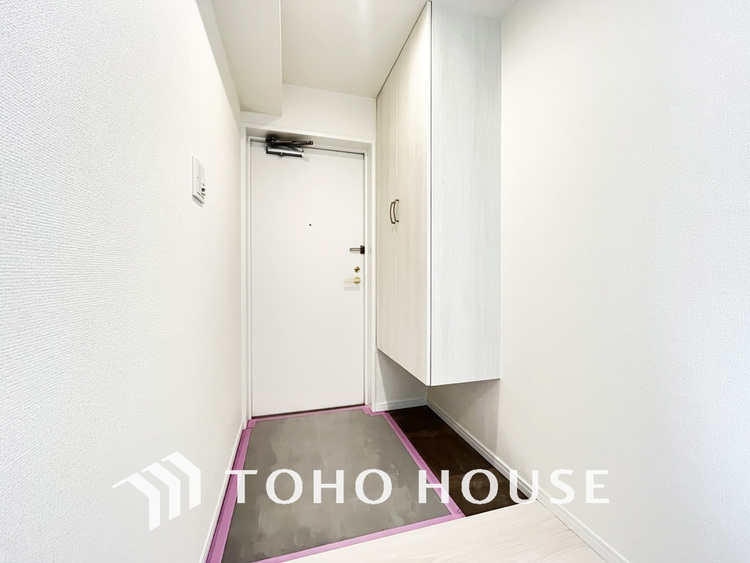 玄関 飾り過ぎないシンプルな内装の玄関