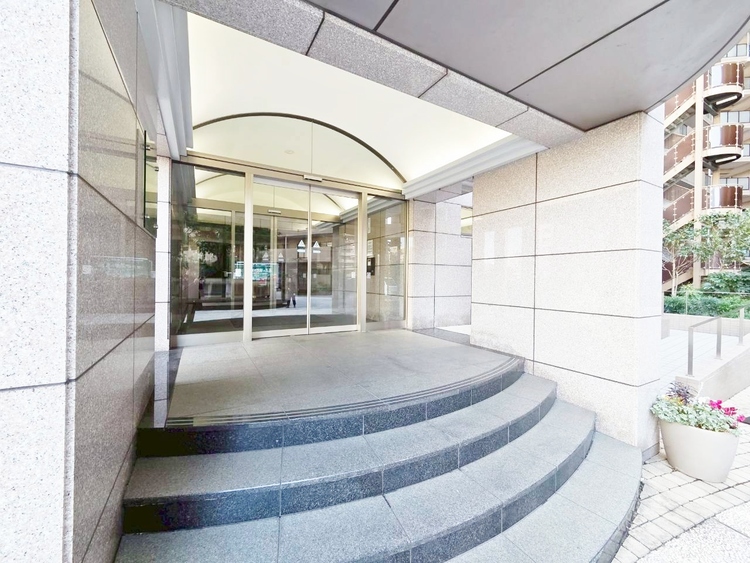 その他 上質感漂う玄関アプローチです。