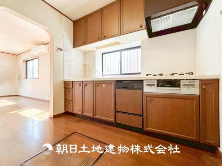 キッチン 【キッチン】住宅の主役でもあり、日常生活を過ごす上で重要な水回りでもあるからこそ機能性・デザイン性に拘りました。お掃除のしやすいシステムキッチンを設置しました。