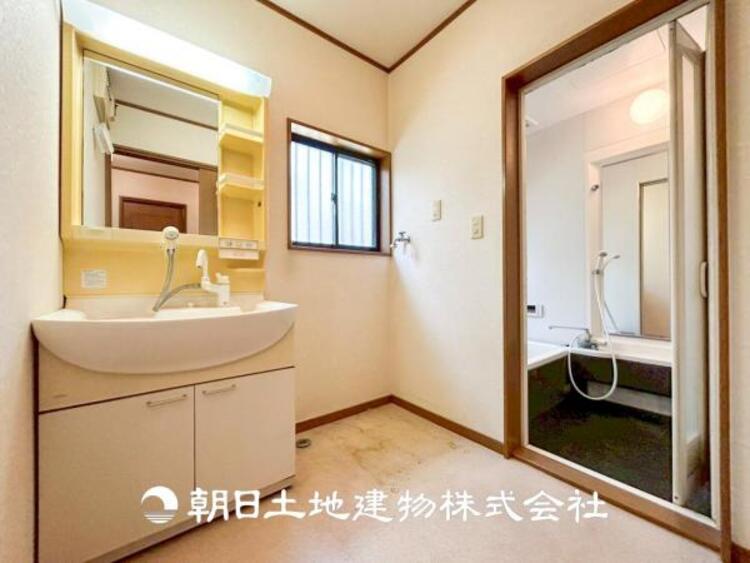 洗面 【洗面化粧台】落ち着いた清潔感のある空間は、身だしなみチェックや肌のお手入れに適しています。収納も十分にあり、スッキリとした印象の良い空間を作りました。時間に余裕とゆとりを持たせます。