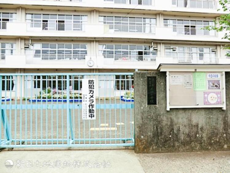 周辺 【小川小学校】390ｍ　閑静で穏やかな住宅街に立地する小学校です。子どもが学びを選択できる自由進度学習を取り入れており、自主性を育み楽しく挑戦することができる環境です。