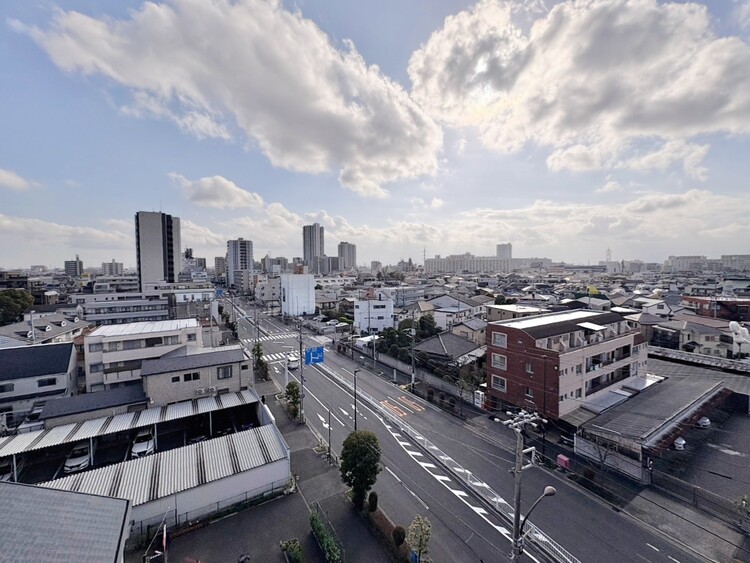 バルコニー 窓を開けると広がる青空。心をリフレッシュして日々を過ごしていきましょう。
