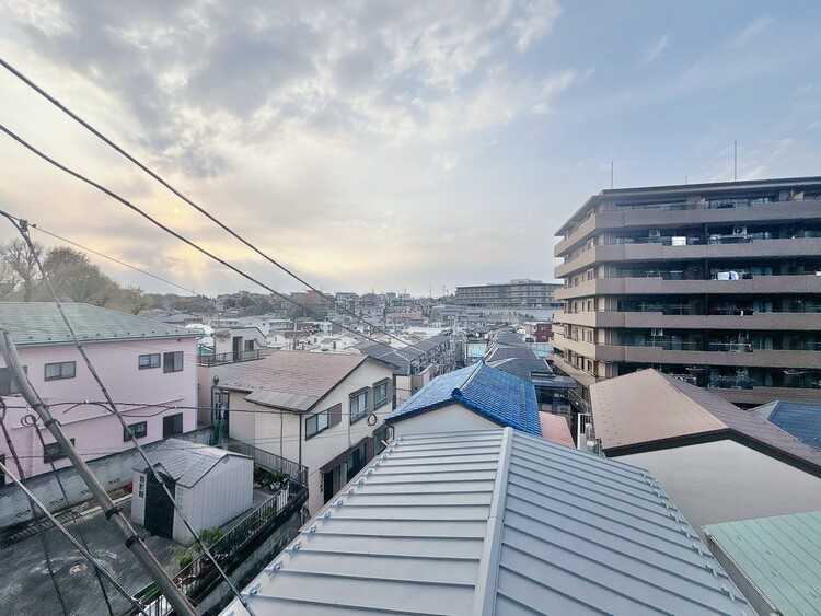 バルコニー 窓を開けると広がる青空。心をリフレッシュして日々を過ごしていきましょう。