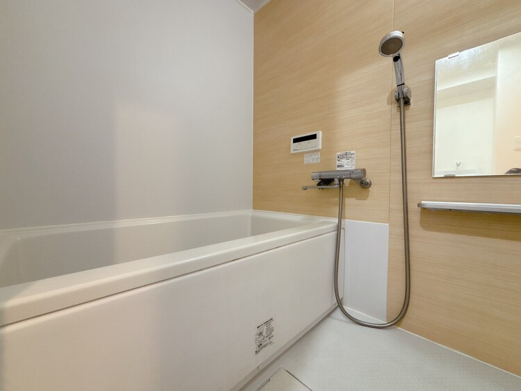 風呂 一日の疲れを癒すバスルームは、心地よいリラックスを叶える清潔感溢れる空間です。