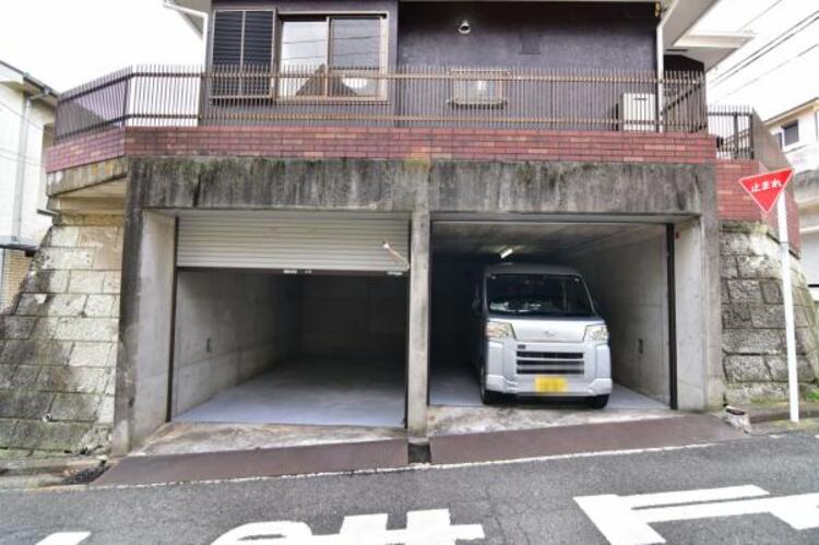 駐車場 雨の日も安心のビルトインガレーは２台駐車可能です。