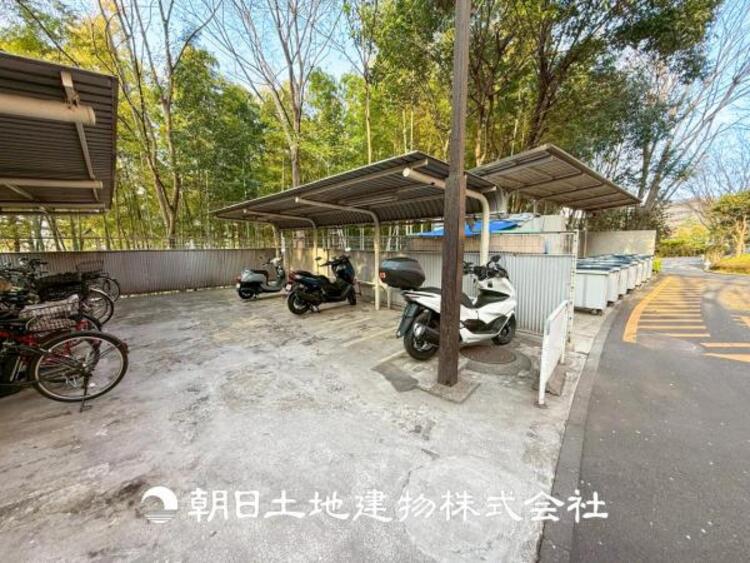 その他 【バイク置き場】 敷地内駐車スペース。日々の暮らしにも大切なスペースです。