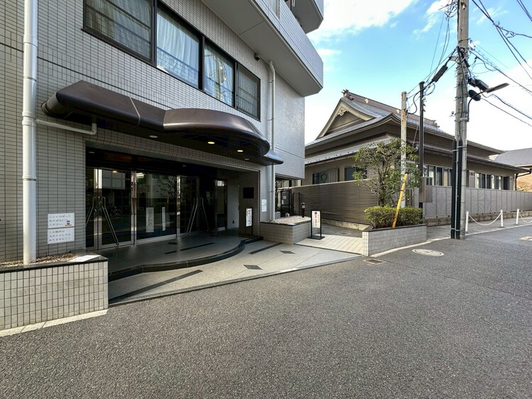 その他 上質感漂う玄関アプローチです。