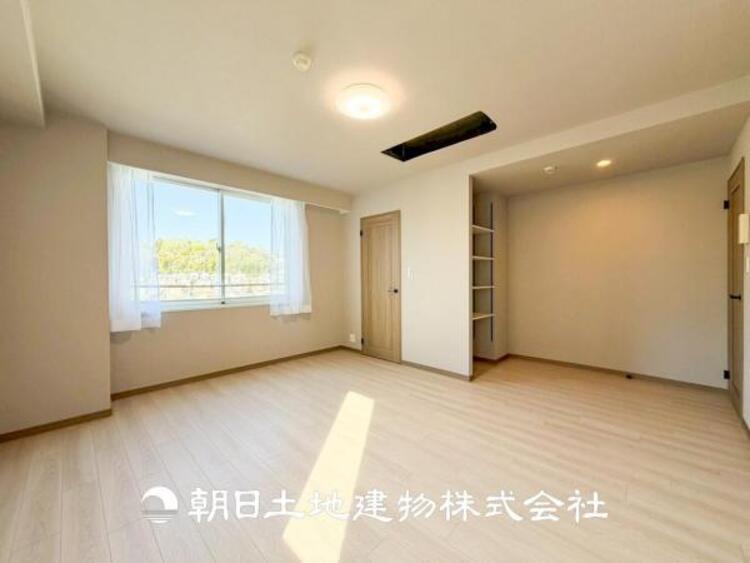 内装 【居室】爽やかな空間演出とセンス良く纏められた室内は良質な寛ぎ空間。そこで暮らす大切な人達のことを考え造りこんだ空間は日々の生活に安らぎを与えてくれます。
