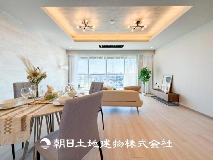 居間 【リビング】LDKは広々21帖の大空間。家族や友人との時間など、１番多くの時間を過ごす空間。何気なく過ぎる時でさえも上質で快適な空間でお過ごしください。