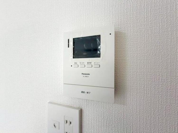 設備 【モニター付きインターホン】訪問者の確認が出来るので、セキュリティ対策にも最適のモニター付きインターホン。
