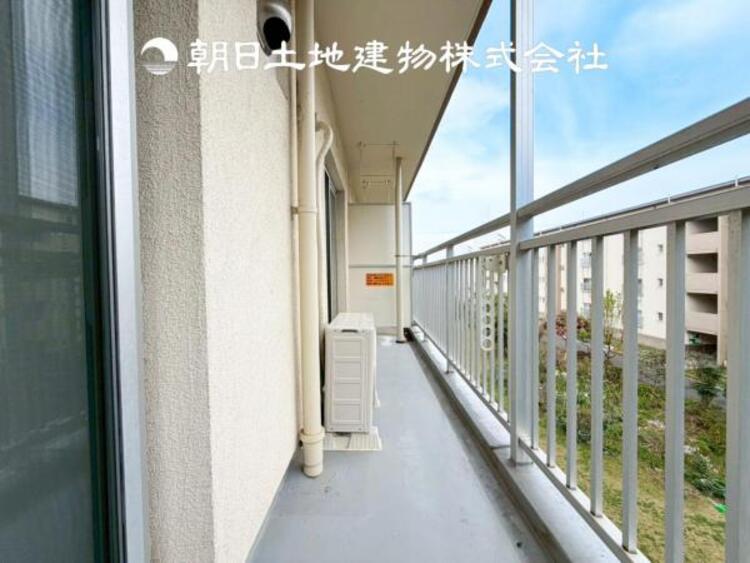 バルコニー 【バルコニー】温かい太陽を感じる事ができるのは、目の前に遮るものが無いから。彼方に広がる風景が絵画のように広がります。