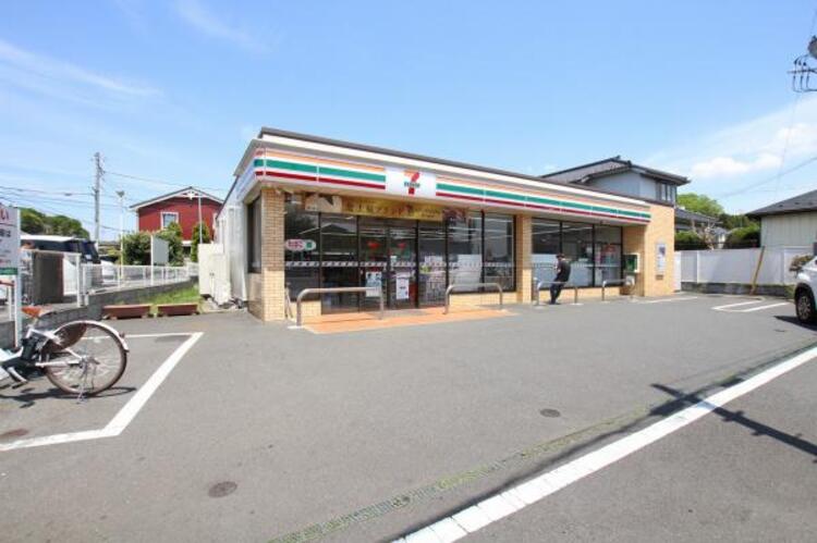 周辺 セブンイレブン横浜西八朔町店まで約636ｍ