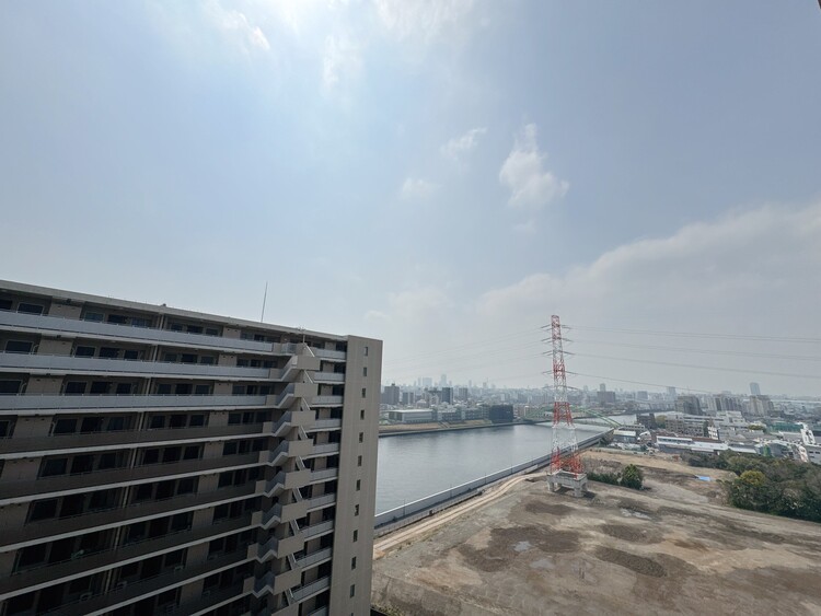 バルコニー 窓を開けると広がる青空。心をリフレッシュして日々を過ごしていきましょう。