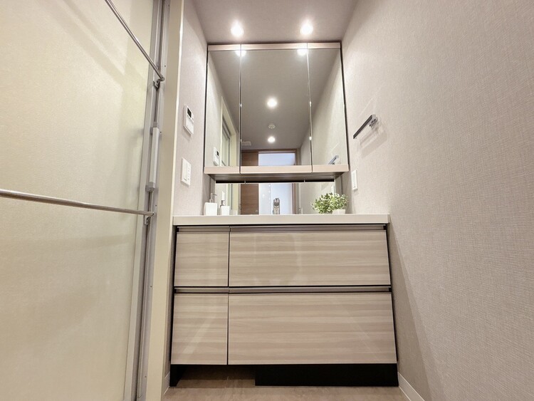 洗面 何かと物が増える場所だからこそ、スッキリと見映えの良い空間に。