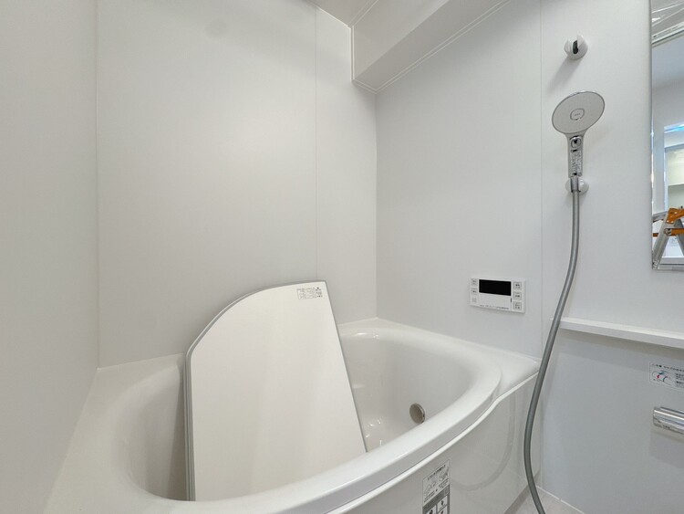 風呂 一日の疲れを癒すバスルームは、心地よいリラックスを叶える清潔感溢れる空間です。