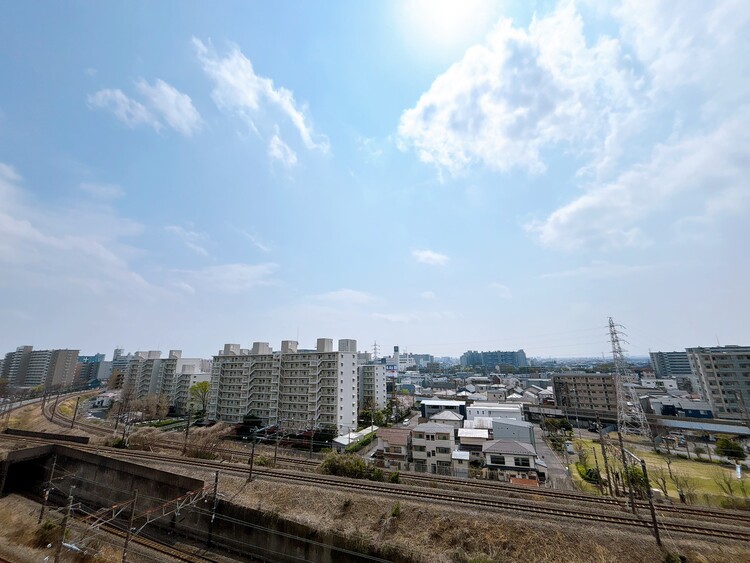 バルコニー 窓を開けると広がる青空。心をリフレッシュして日々を過ごしていきましょう。