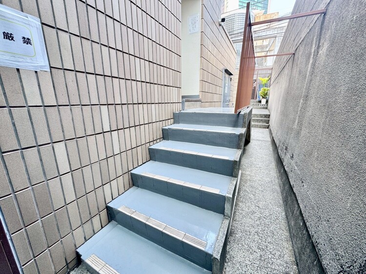 その他 共用部の階段です。明るく清潔に管理されています。