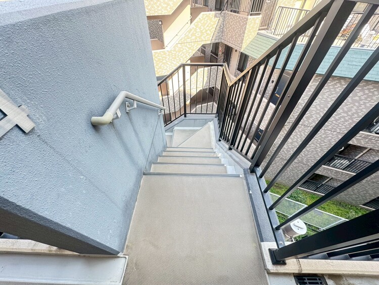 その他 共用部の階段です。明るく清潔に管理されています。