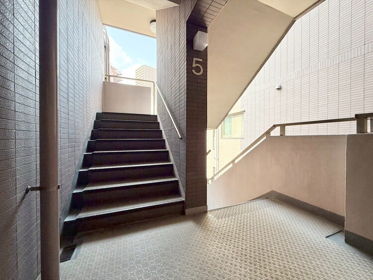 その他 共用部の階段です。明るく清潔に管理されています。