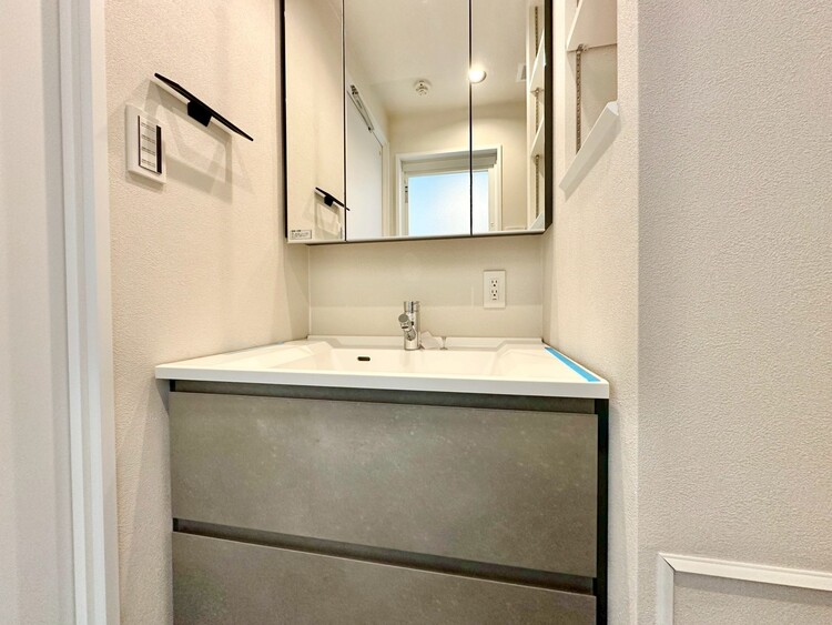 その他 清潔感を感じられる洗面化粧台。