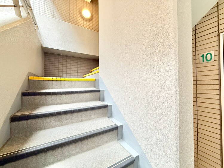 その他 共用部の階段です。明るく清潔に管理されています。