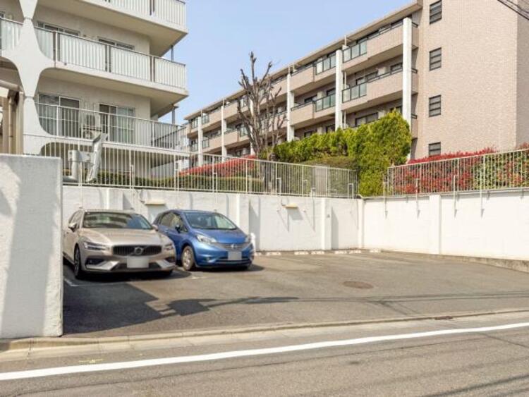 駐車場 敷地内に設けられた駐車スペース。