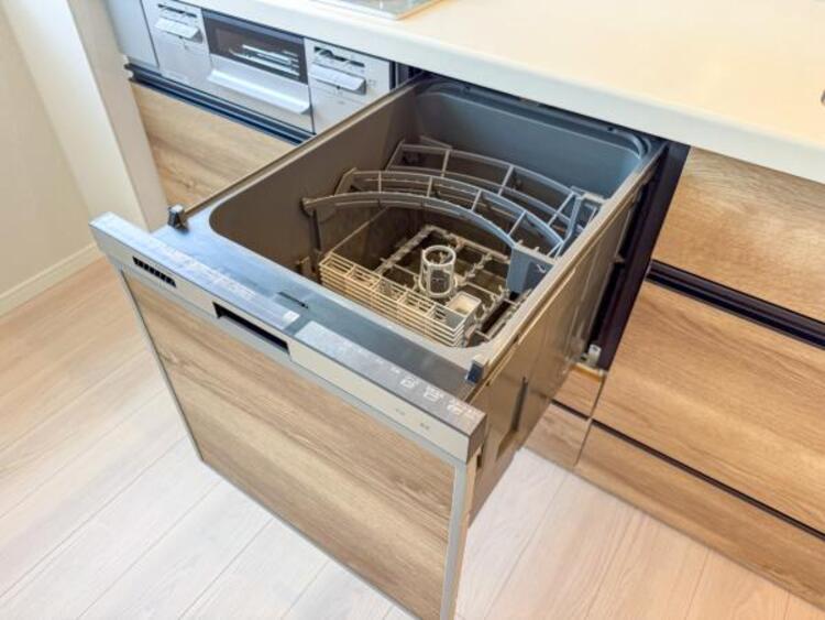 設備 食器洗浄乾燥機を標準装備。作動中は他の家事を並行して進めることができ、家事の時短と負担軽減につながります。高温、高圧水流で洗浄するため、除菌・消臭効果が期待でき、衛生面での安心感が高まります。また、手荒れの心配もなくなります。