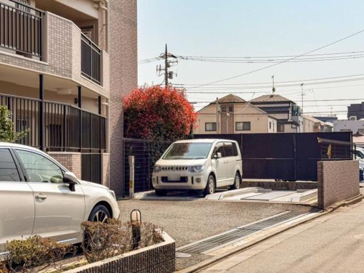 駐車場 敷地内に設けられた駐車スペース。