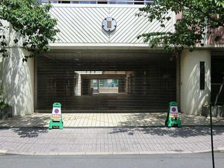 周辺 大田区立羽田小学校　460m