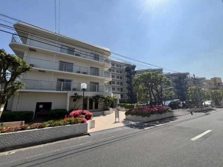 外観 凛とした落ち着いた佇まいの邸宅。お友達などが遊びに来た時も自慢したくなる外観デザインです。
