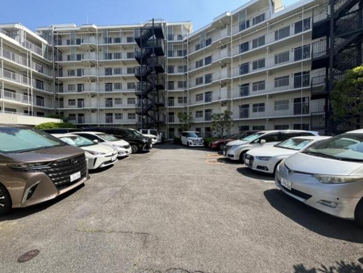 駐車場 敷地内に設けられた駐車スペース。