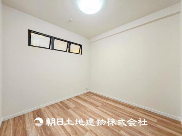 内装 【居室】爽やかな空間演出とセンス良く纏められた室内は良質な寛ぎ空間。そこで暮らす大切な人達のことを考え造りこんだ空間は日々の生活に安らぎを与えてくれます。