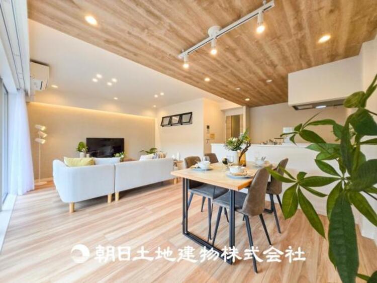 居間 【リビング】リビングにはみんなが集い、食事や楽しい会話が始まる。話に夢中になりすぎて、ついつい時を忘れてしまう。そんな束の間の幸せを感じさせてくれる場所。