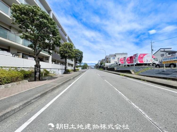 外観 【前面道路】前面道路は広く開放感がございます。歩道も整備されておりますのでお子様にも安心です。