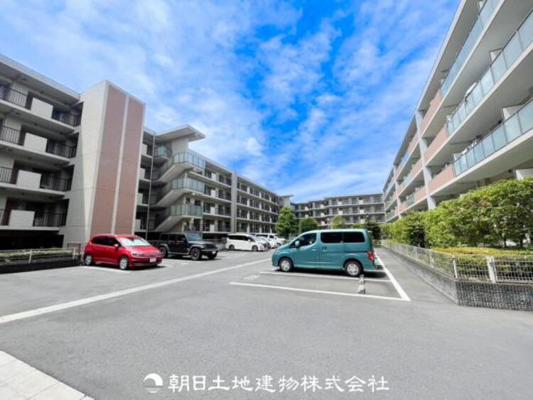 駐車場 【外観写真】時代の流行ではなく拘りを貫く。シックなカラートーンで街並みに溶け込む外観は、主張し過ぎず、かつ平凡ではない絶妙なバランスで輝きを放ちます。