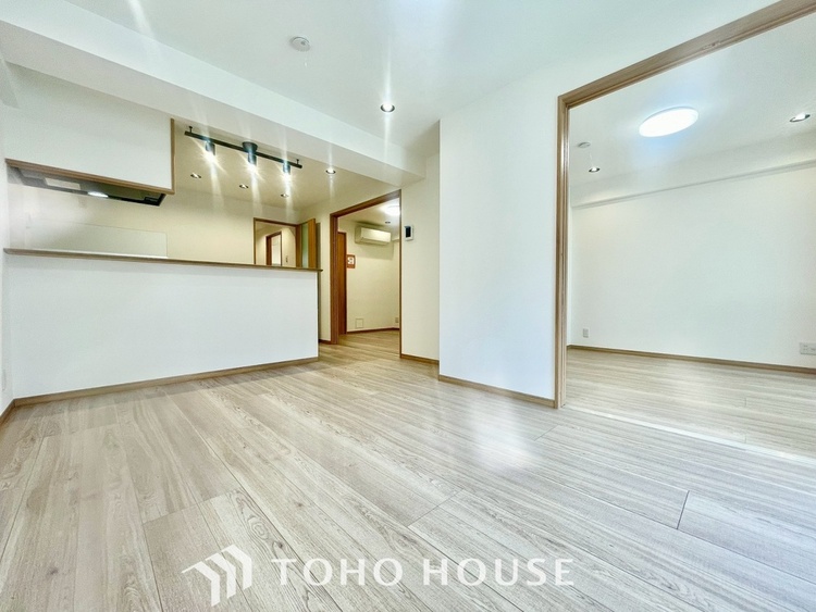 内装 【LIVING】◆扉を◆開くとこの景色。家族の”おかえり”の声が聞こえてきそう。