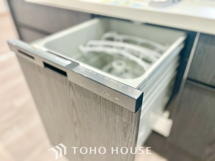 キッチン 【KITCHEN】◆開放的◆後片付けが楽なシステムキッチン。収納スペースの充実！