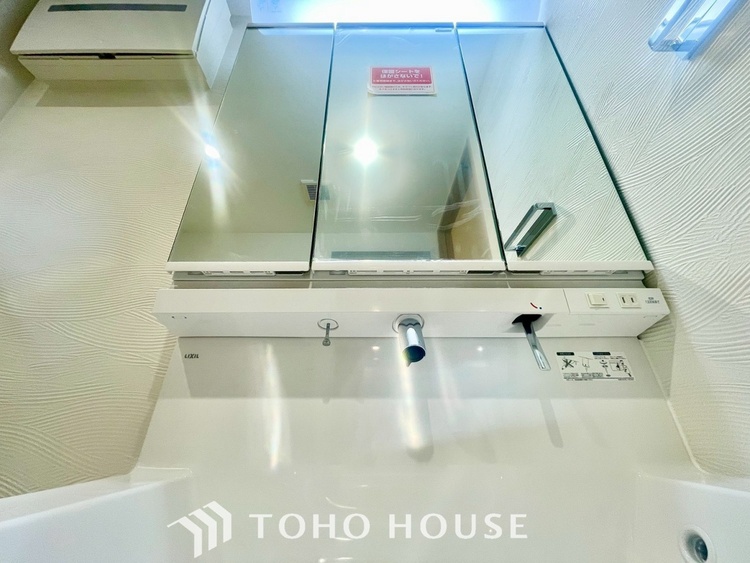 洗面 【WASHROOM】◆快適◆煌びやかな暮らしの中にも忘れたくない快適さ。大きな収納が助けてくれます。