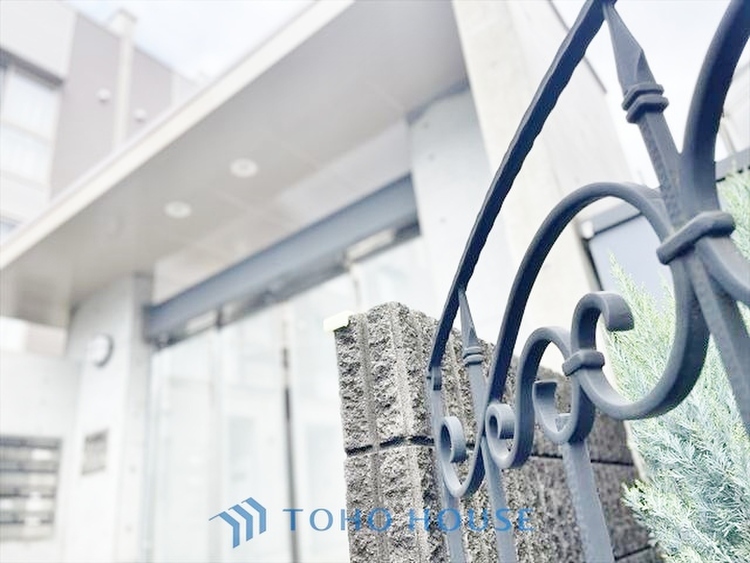 内装 ◆居心地のいい暮らし◆には欠かせない眩い採光。ゆったりとした幅の窓からこの空間に降り注ぐ採光が絶えない。明るいリビングこそ居心地のいい暮らしが待っているのだと思う。